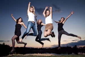 foto springende vrouwen